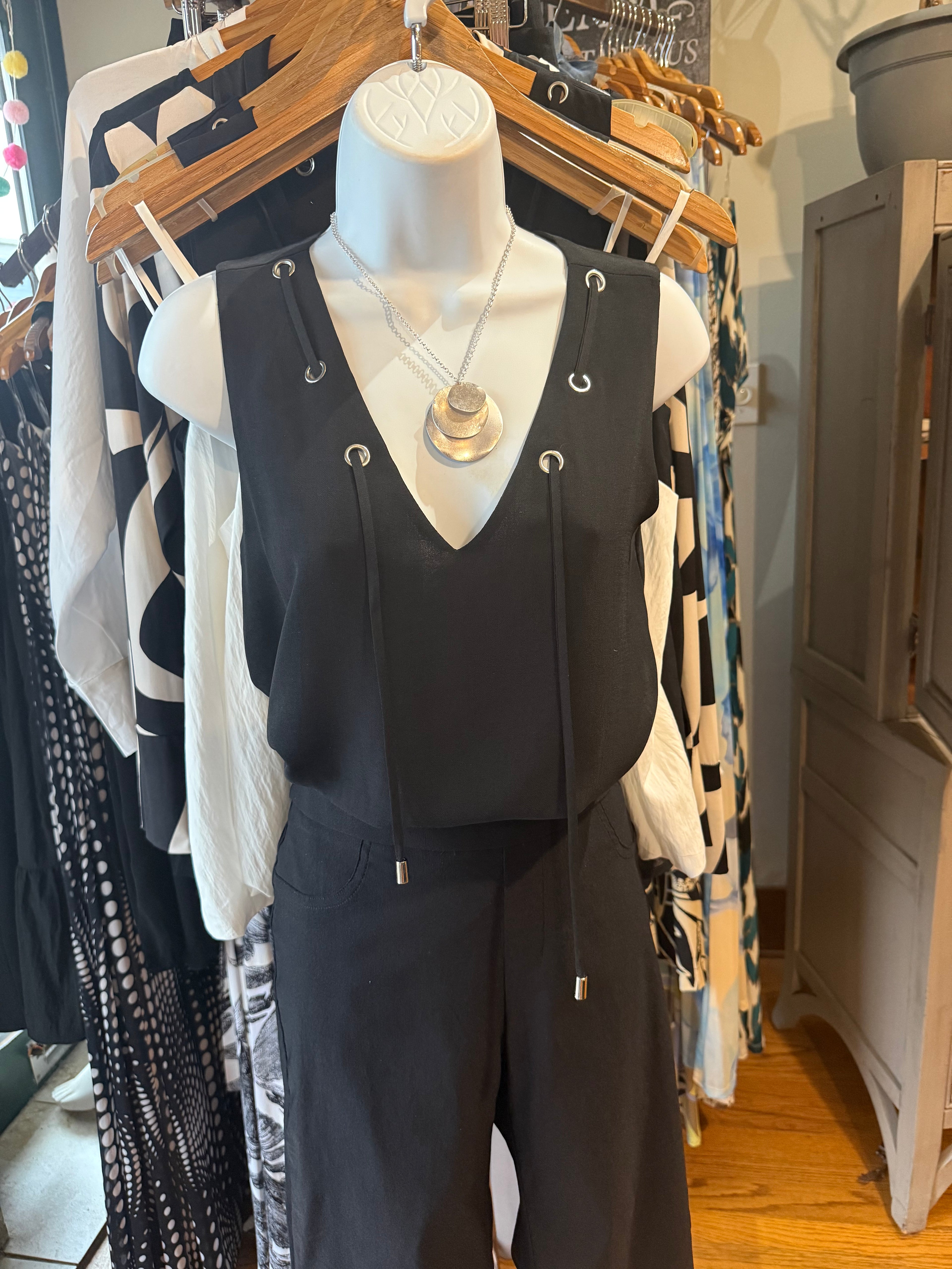 Grommet Sleeveless Blouse | Black