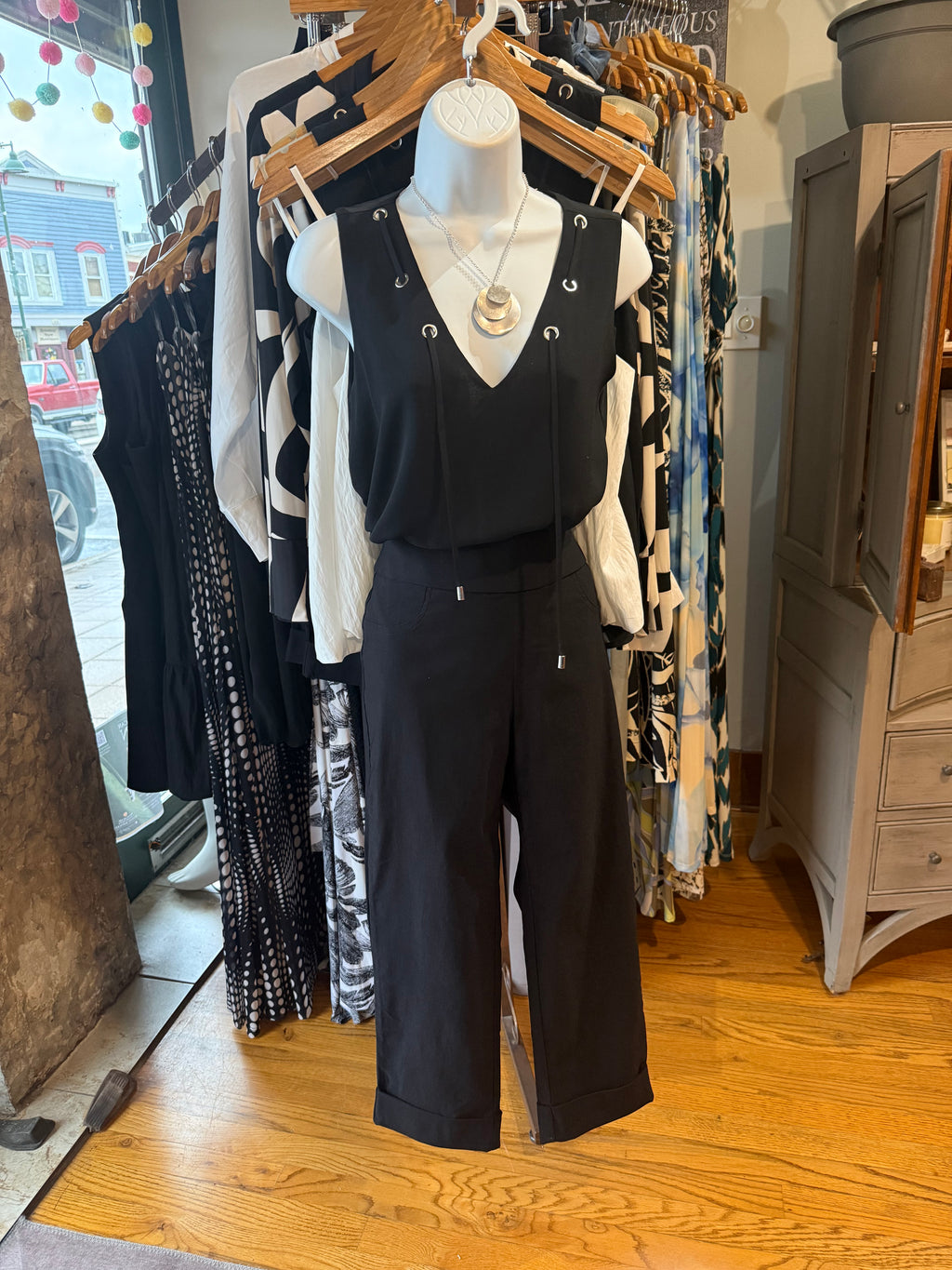Grommet Sleeveless Blouse | Black