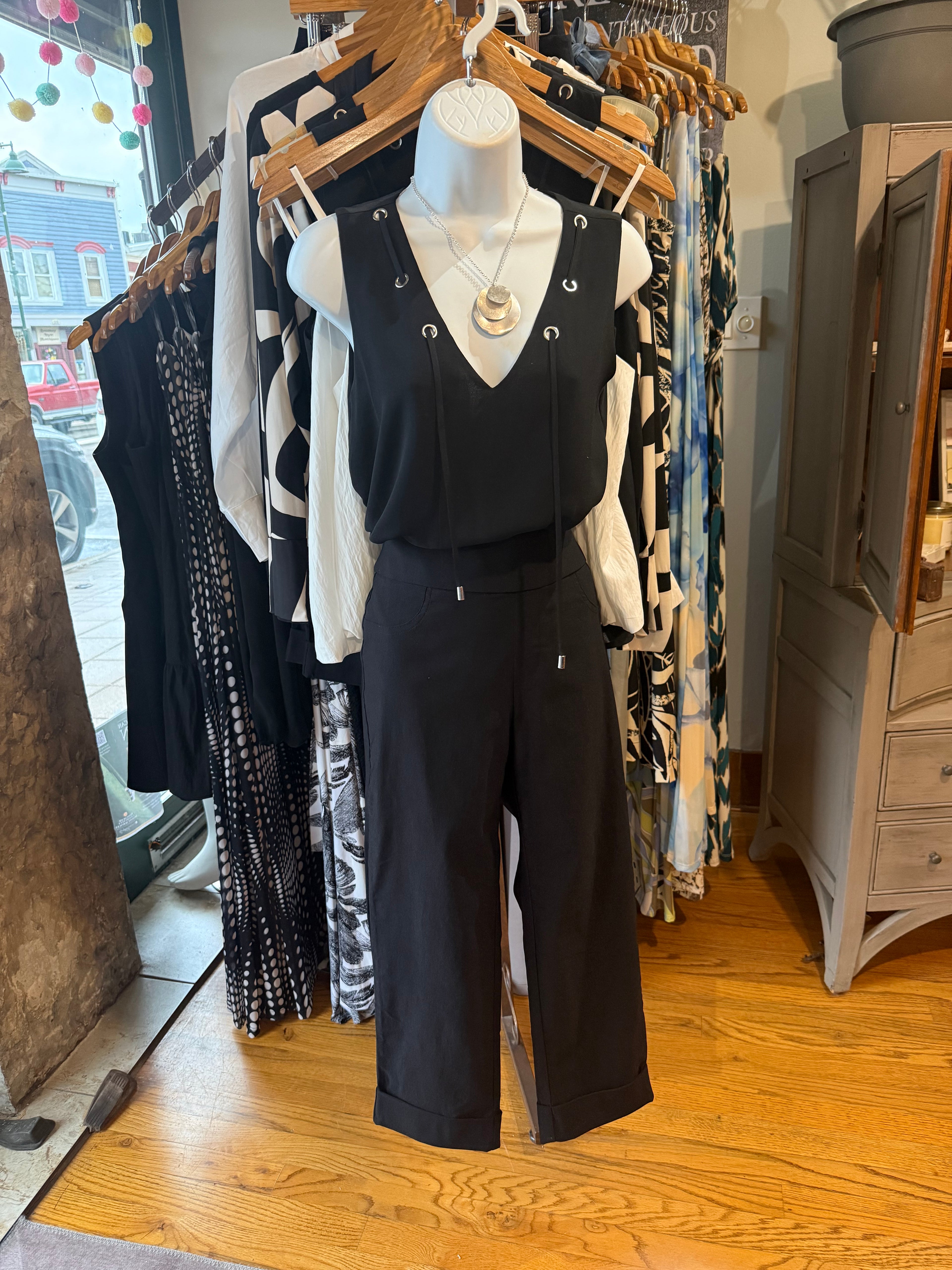 Grommet Sleeveless Blouse | Black